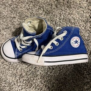 Cute Converse hightop sneakers size 5